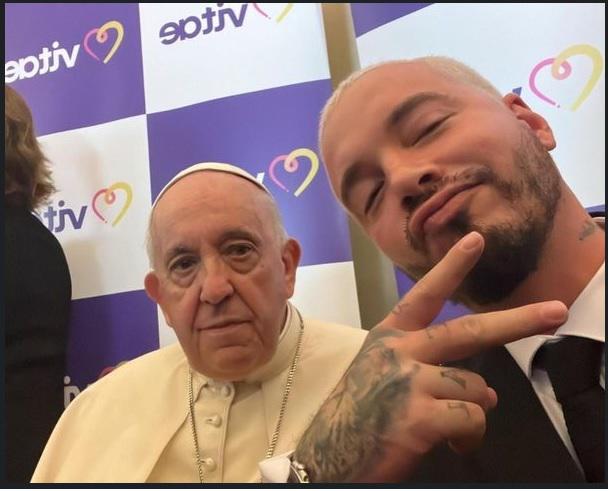 Se reúne J Balvin con el Papa Francisco y lo presume en Instagram