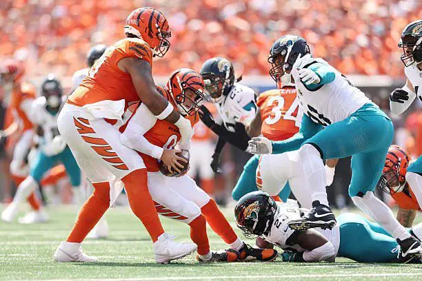 Joe Burrow se lesionó el dedo de su pie en el encuentro ante los Jaguars.