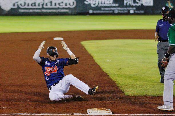 Irving Zazueta llega barrido a tercera.