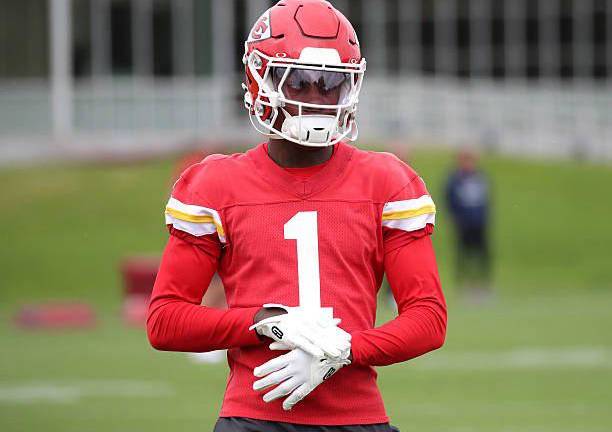 Xavier Worthy no verá acción por los Chiefs este domingo por la noche.