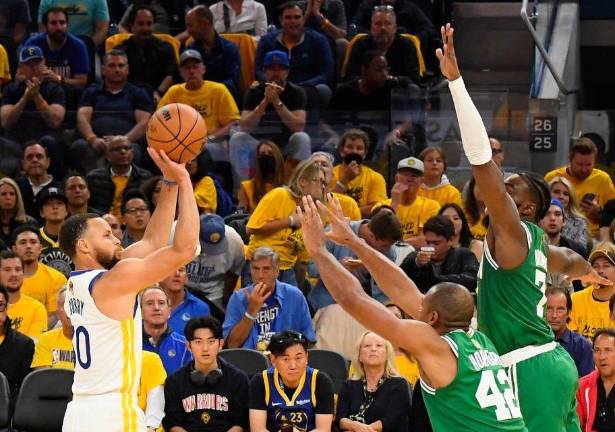 Stephen Curry fue figura en el Juego 2 de las Finales de la NBA.