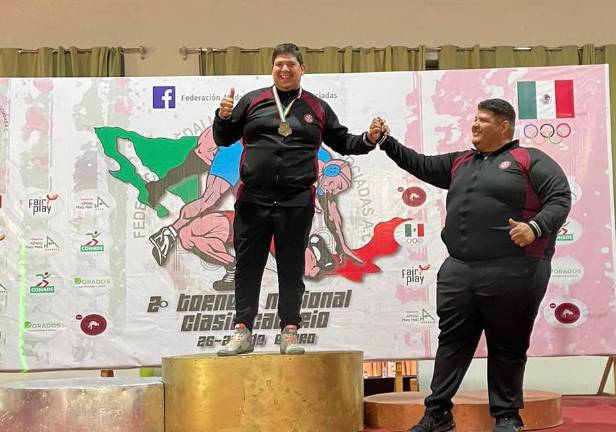 Paúl Morales recibe su medalla de oro.