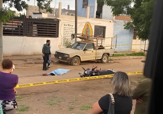 El conductor y la motocicleta terminaron tendidos sobre el pavimento a escasos metros de la camioneta.