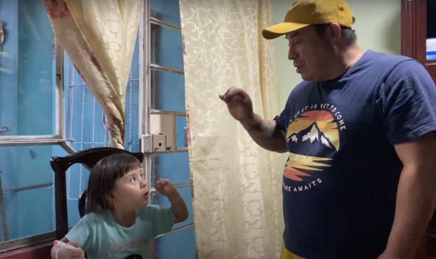$!Federico, abuelo de Rumy, le ayuda a comunicarse con señas.