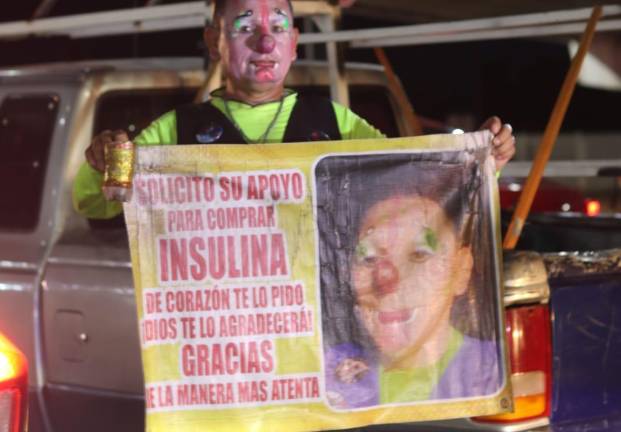 El payaso “Chuyín” realiza su rutina diaria en los semáforos de Culiacán a pesar de los problemas de salud que enfrenta; pide ayuda a las autoridades locales.