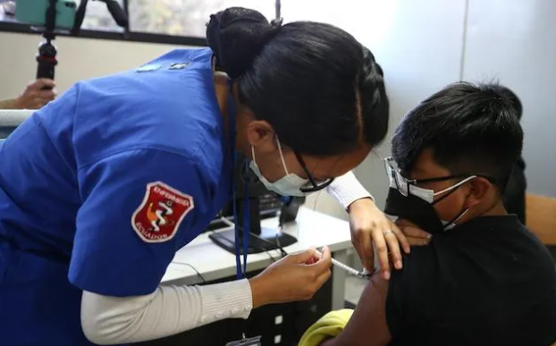 $!Esta semana menores de 12 a 15 años recibieron una dosis de la vacuna contra la COVID-19 en Quito, Ecuador.