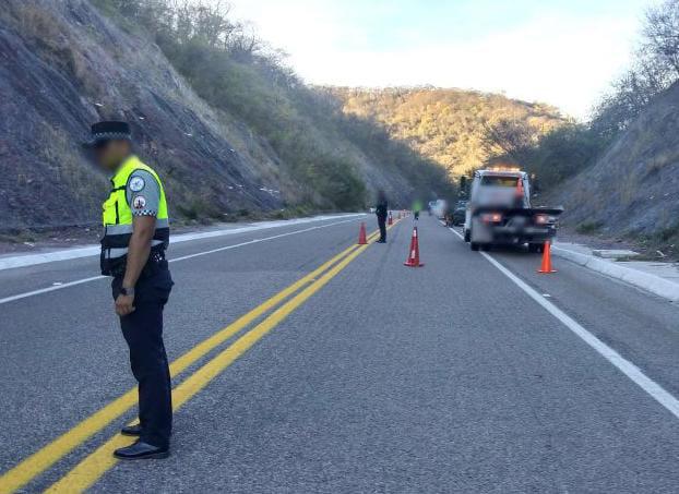 $!Continúa la circulación intermitente en la Durango-Mazatlán por volcadura de pipa