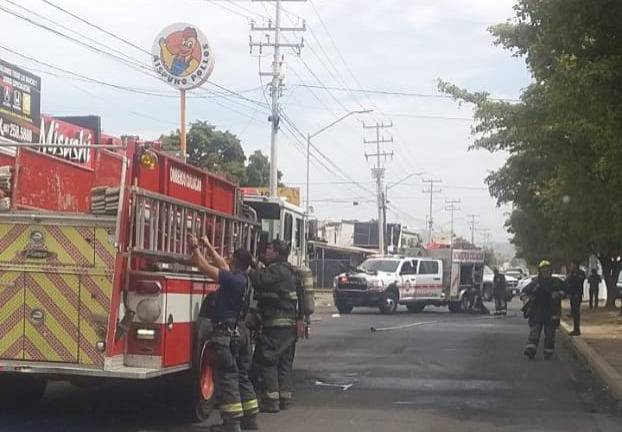 Al llegar los bomberos realizaron las acciones para controlar la situación con el apoyo de Protección Civil.