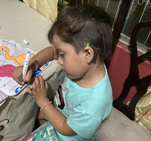 $!Rumy nació con hipoacusia en los dos oídos.