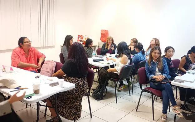 $!Las asistentes muestran mucho interés en participar.