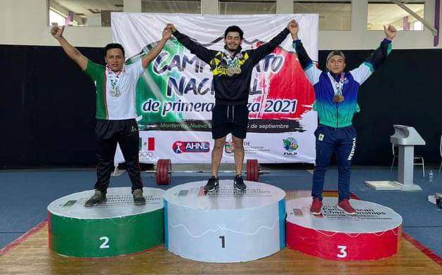 Jorge Adán Cárdenas Estrada subió a lo más alto del podio en su categoría en el Campeonato Nacional de Primera Fuerza de Levantamiento de Pesas.