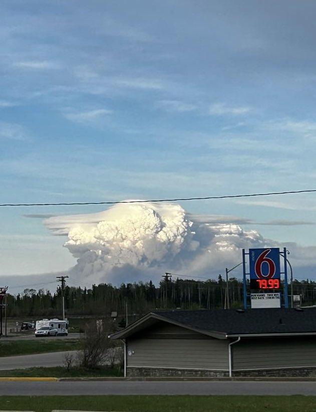 $!Ordenan evacuar a miles de canadienses tras incendios forestales