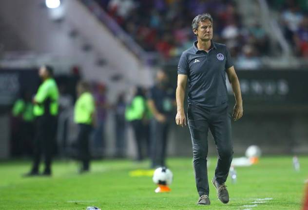 Gabriel Caballero ya no es DT del Mazatlán.
