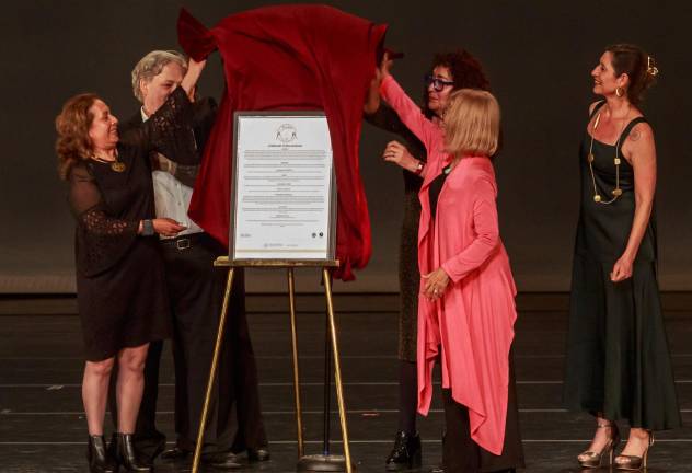 Delfos develó la placa conmemorativa.