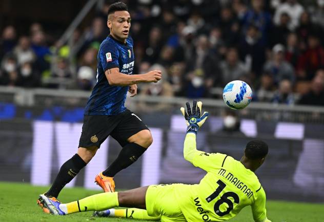 Lautaro Martínez prácticamente metió al Inter a la final de Copa de Italia con par de goles.