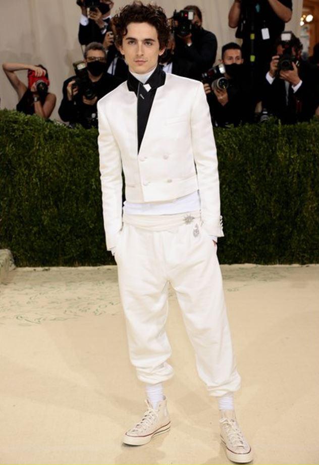 $!Extravagancia y glamour lucen los famosos que asisten al desfile del MET Gala 2021