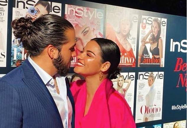 La actriz con su pareja.