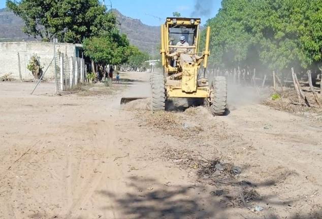 La motoconformadora trabaja nivelando las calles en Tecualilla.