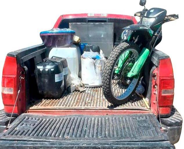 Localizan motocicleta, presunta droga y precursores químicos en una camioneta en Culiacán