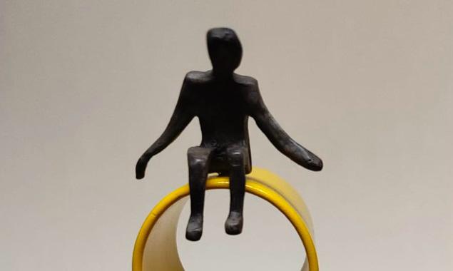La exposición consta de una serie de piezas con lectura realista, otras con abstracciones, en resina, bronce, acero, concreto y hasta papel.