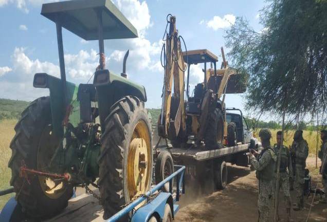 La Sedena aseguró maquinaria, vehículos y droga en un rancho de El Carrizal, Culiacán.