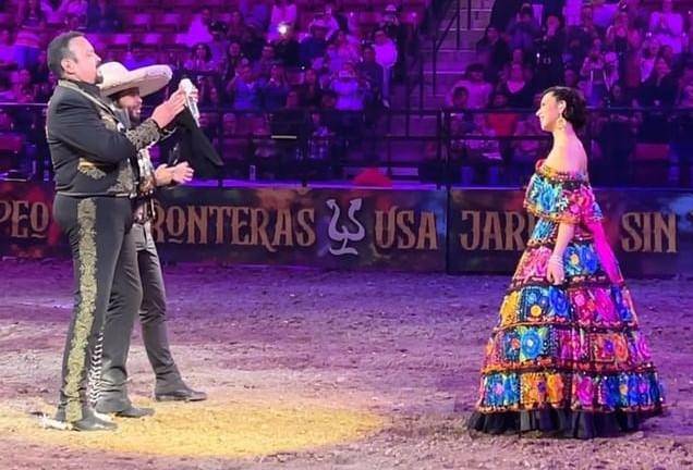 Pepe Aguilar le canta ‘Las mañanitas’ a Ángela.