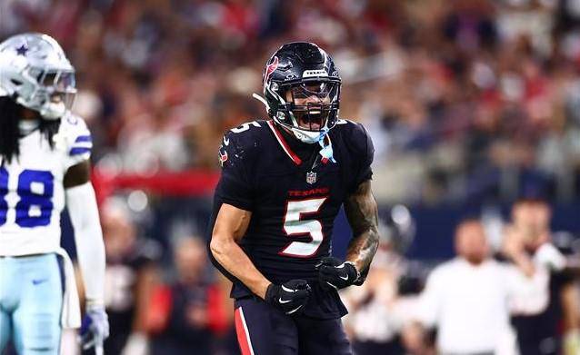 El defensivo Jalen Pitre celebra una tacleada en el encuentro que los Texans le ganaron por cómodo margen a los Cowboys.