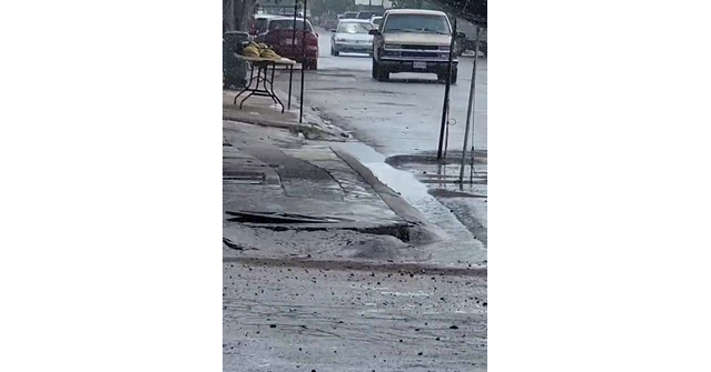 Una toma de la CFE fue dejada abierta y vecinos en Culiacán temen que se genere un corto por las lluvias.