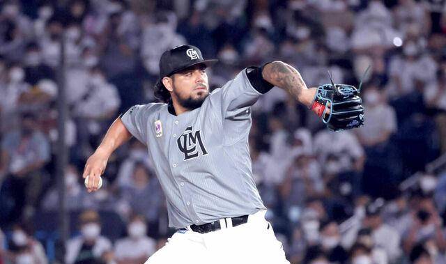 Roberto Osuna no permitió carrera en su debut en el beisbol japonés.
