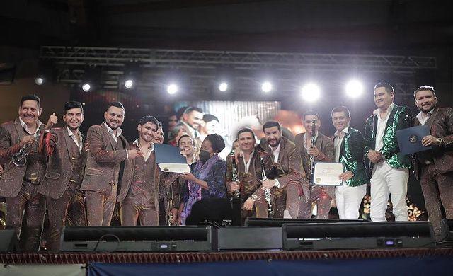 Banda El Recodo, al recibir el reconocimiento de manos de la congresista Sheila Jackson Lee.