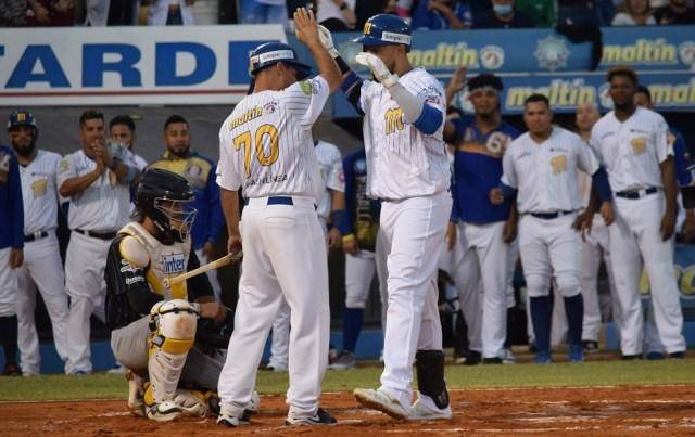 Jesse Castillo es recibido en home, tras anotar para Navegantes de Magallanes.