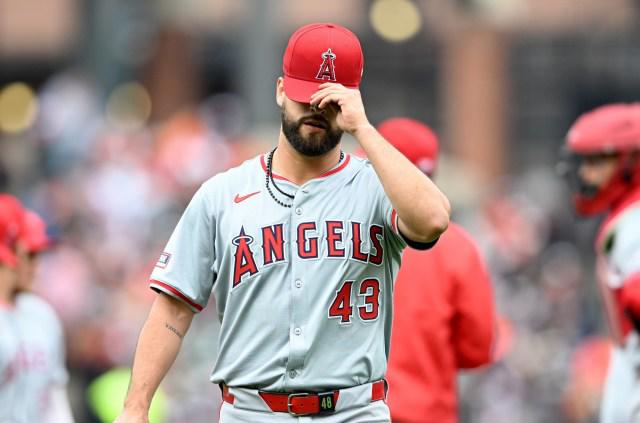 Patrick Sandoval se lleva su primera derrota de la temporada.