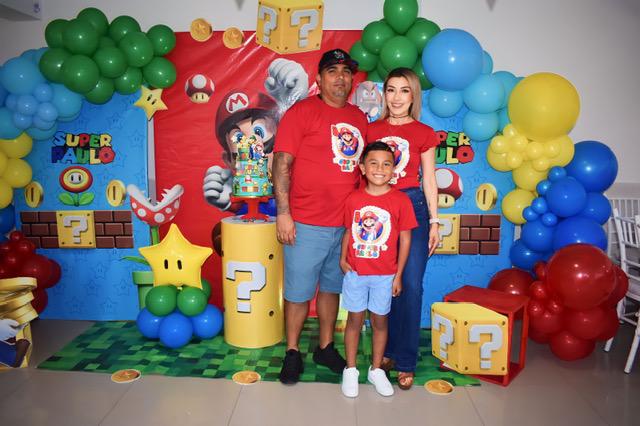$!Con sus papás Iván Vázquez y Diana García.