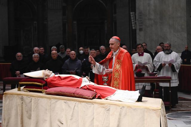 $!Cerca de 100 mil personas han presentado sus respetos a Benedicto XVI