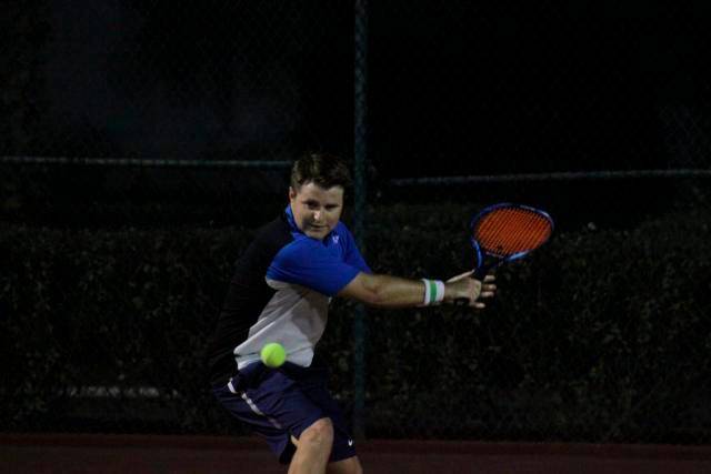 Jarrett Leinweber saca triunfo en la primera jornada del Torneo de Tenis de la Primavera 2021.