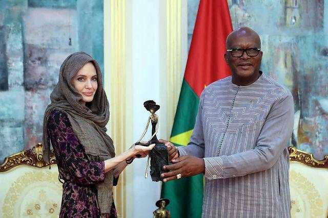 Angelina Jolie visita campo de refugiados en Burkina Faso