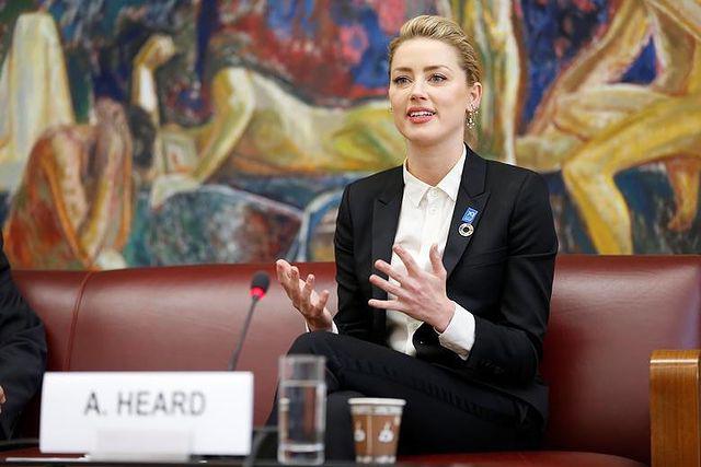 A horas de enfrentar a su ex esposo Johnny Depp en juicio, Amber Heard asegura que aún siente amor por él