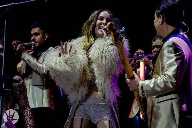 Belinda fue invitada especial de Los Ángeles Azules en el Vive Latino 2025.