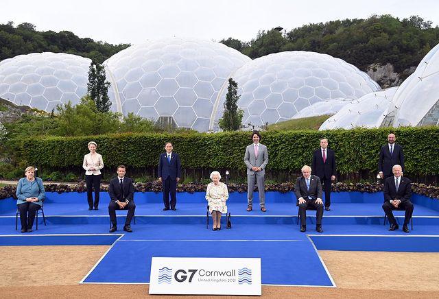 $!La Reina Isabel al centro.