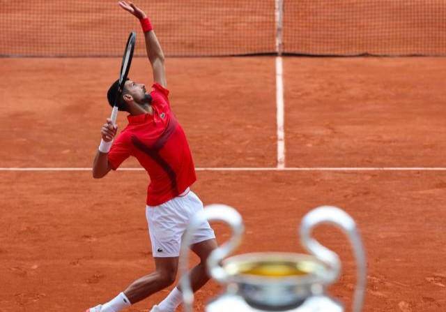 Djokovic se apunta su centésima victoria en París y llega a cuartos por decimoctava vez