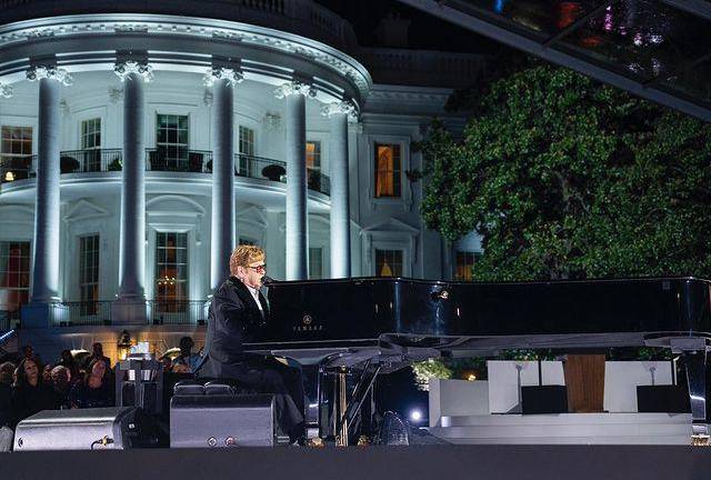 Elton John en Farewell Yellow Brick Road.