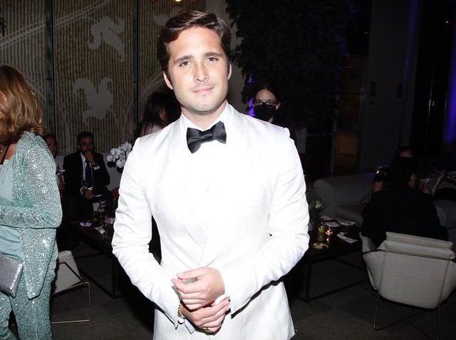 Diego Boneta impacta con recreación del videoclip ‘Cómo es posible que a mi lado’ de Luis Miguel