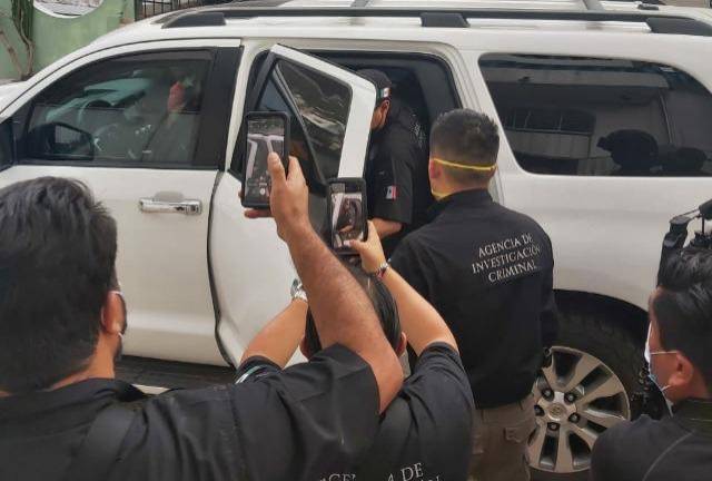 Mario Marín al ser trasladado al centro de detención.