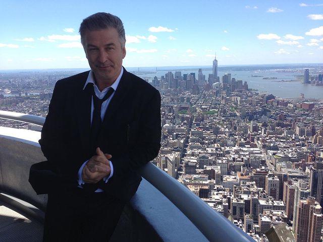 Alec Baldwin dispara arma de utilería y mata a una mujer mientras grababa una película