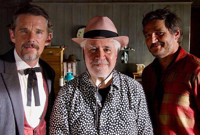 Ethan Hawke, Pedro Almodóvar y Pedro Pascal.