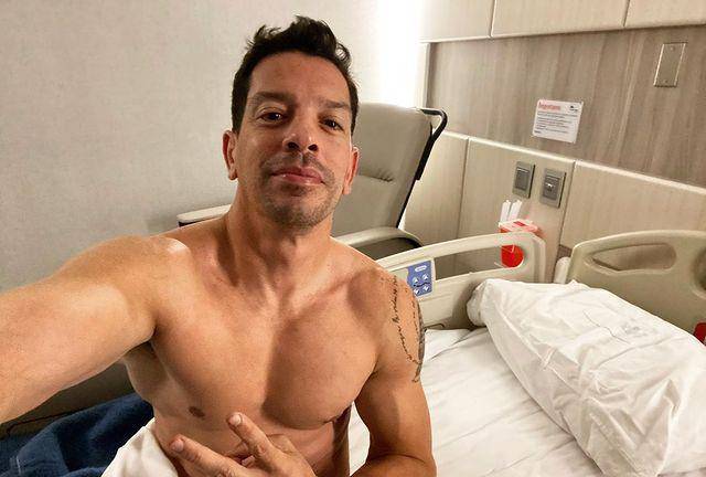 El cantante Yahir se encuentra bien, después de su operación.