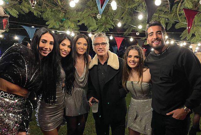 Alejandro Fernández compartió imágenes del festejo de sus gemelas.