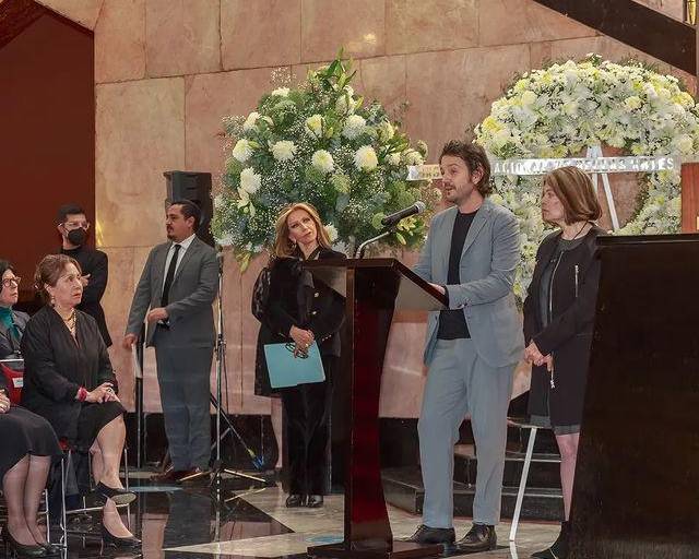 Diego Luna despide a su papá con un homenaje en Bellas Artes