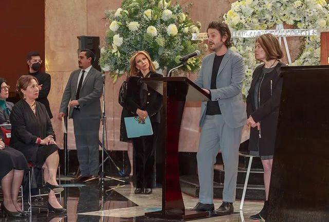 Diego Luna, durante el homenaje de cenizas presentes a su padre, Alejandro Luna.