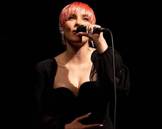 Belinda muestra su nuevo look cantando clásica melodía
